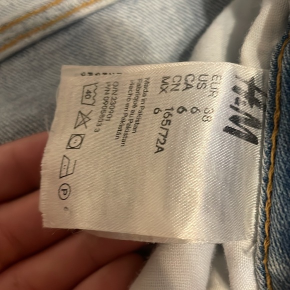 H&M High rise distressed jeans - Picture 8 of 9
